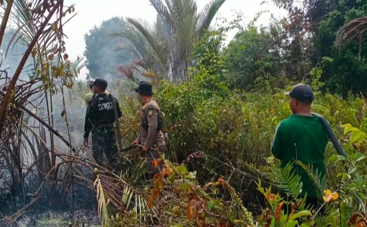 Kodam XIX/Tuanku Tambusai Bersama Tim Terpadu Berjibaku Padamkan Karhutla di Riau