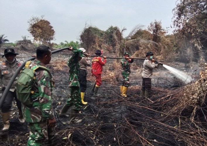 Kodam XIX/Tuanku Tambusai Intensifkan Pemadaman dan Pendinginan Karhutla di Tujuh Lokasi