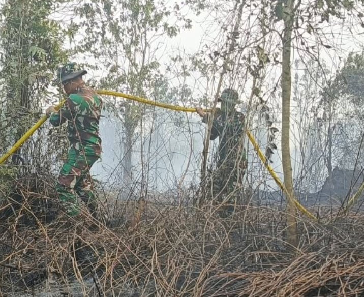 Kodam XIX/Tuanku Tambusai Kerahkan Pasukan Gabungan Padamkan Karhutla di Kampar