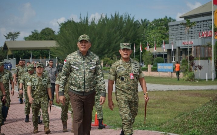Komandan Lanud Roesmin Nurjadin Sambut Kunjungan Kerja Menteri Pertahanan RI
