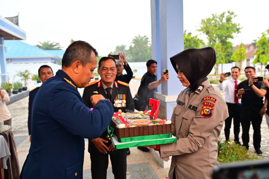 Komandan Lanud Roesmin Nurjadin Terima Kejutan Dari Polda Riau Di HUT TNI Ke -78