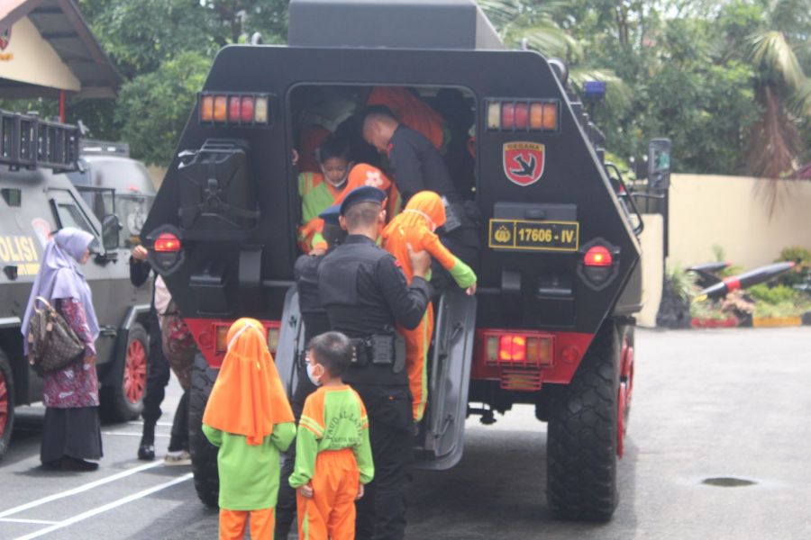 Kunjungan TK dan PAUD Kampar ke Mako Brimob Polda Riau
