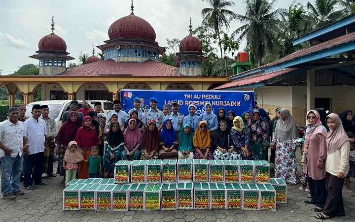 Lanud Roesmin Nurjadin Bagikan 780 Paket Sembako di HUT ke-78 TNI AU