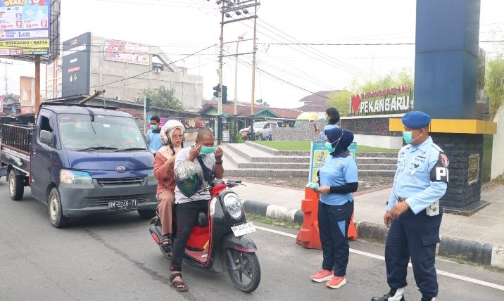 Lanud Roesmin Nurjadin Bagikan Masker kepada Warga, Peduli Dampak Asap Karhutla