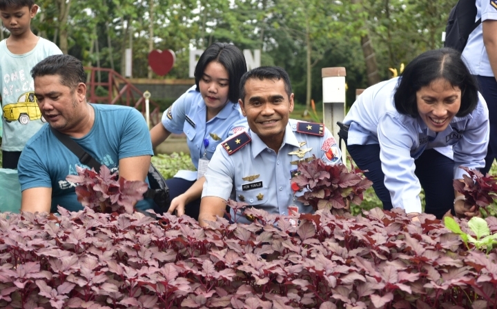 Lanud Roesmin Nurjadin Berbagi, Taman I Love RSN Kembali Panen