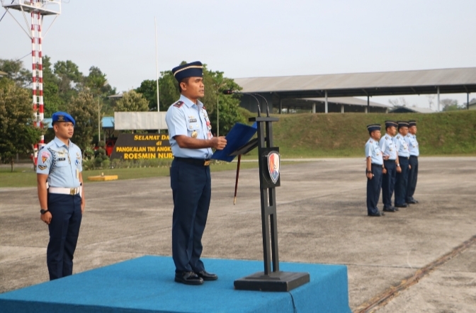 Lanud Roesmin Nurjadin Gelar Upacara Bendera Mingguan dan Penyerahan Hadiah Perlombaan HUT ke-79 TNI