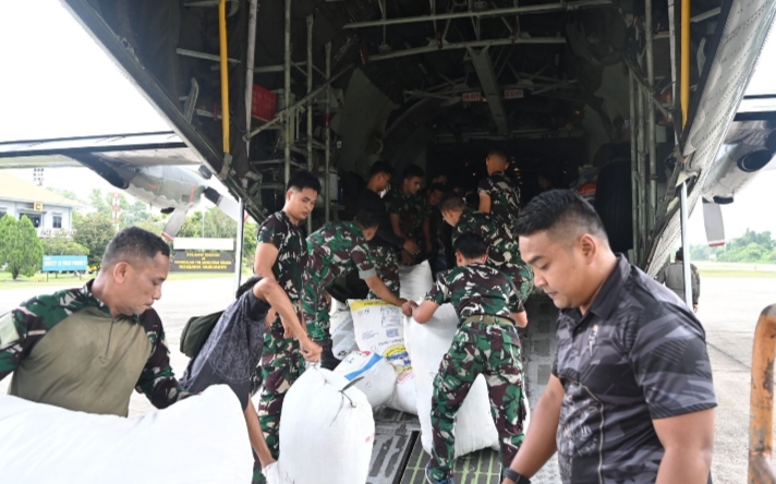 Lanud Roesmin Nurjadin Kembali Terbangkan 12,4 Ton Bantuan ke Sumatera Barat