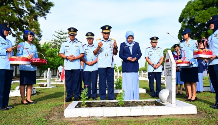 Lanud Roesmin Nurjadin Laksanakan Upacara Ziarah Rombongan Peringatan HUT ke-78 TNI Angkatan Udara