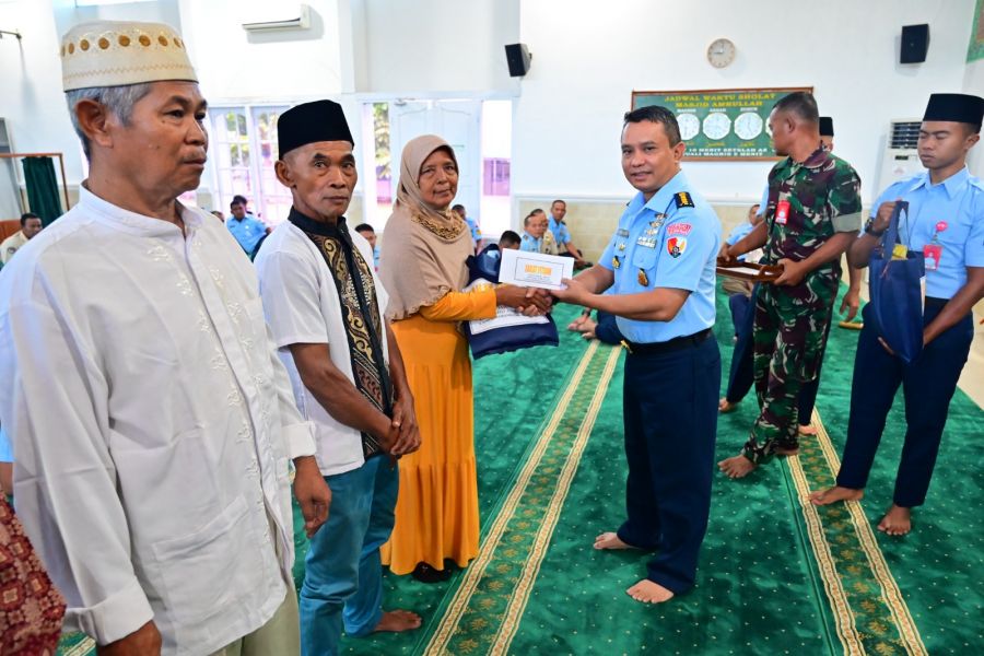 Lanud Roesmin Nurjadin Salurkan Zakat