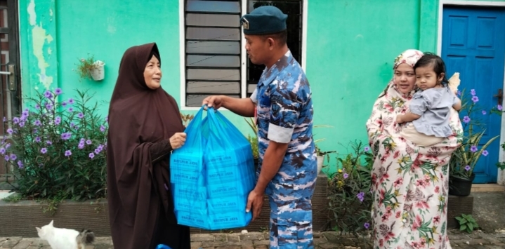 Lanud Roesmin Nurjadin Terus Laksanakan Program Jum'at Berkah