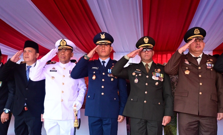 Lanud RSN Semarakkan Upacara Penurunan Bendera HUT ke-80 RI di Riau