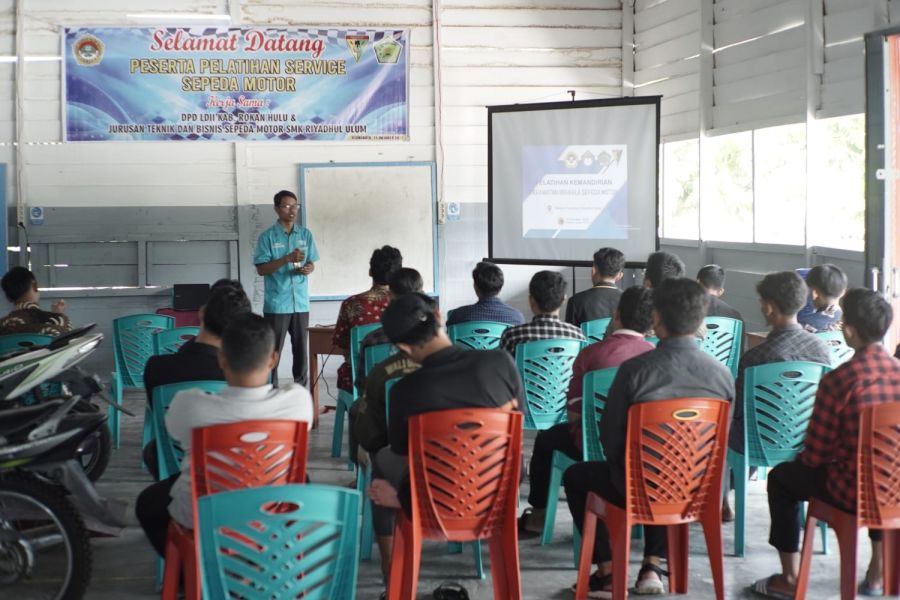 LDII Rohul Gandeng SMK Riyadhul Ulum Gelar Pelatihan Servis Sepeda Motor Bagi Mubaligh Muda