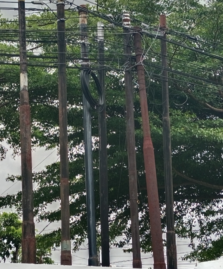 LSM BERANTAS Soroti Tiang dan Kabel Provider yang tidak beraturan di Pekanbaru