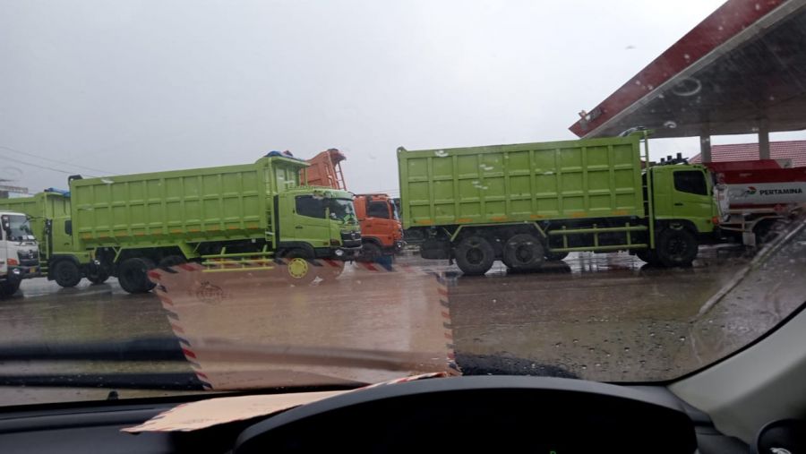 Masyarakat Resah Antrian Truk Batubara, Diduga SPBU No 14.284.6111 Teratak Buluh Abaikan Aturan BPH