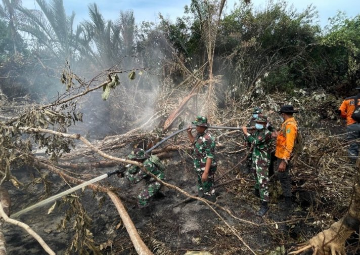 Menembus Medan Selamatkan Hutan, TNI-Polri dan Tim Gabungan Bergerak Padamkan Karhutla Bengkalis