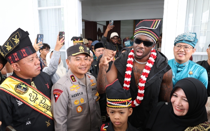 Momen Rapper Melly Mike Bertemu Dikha Bocah Pacu Jalur dan Beri Kado