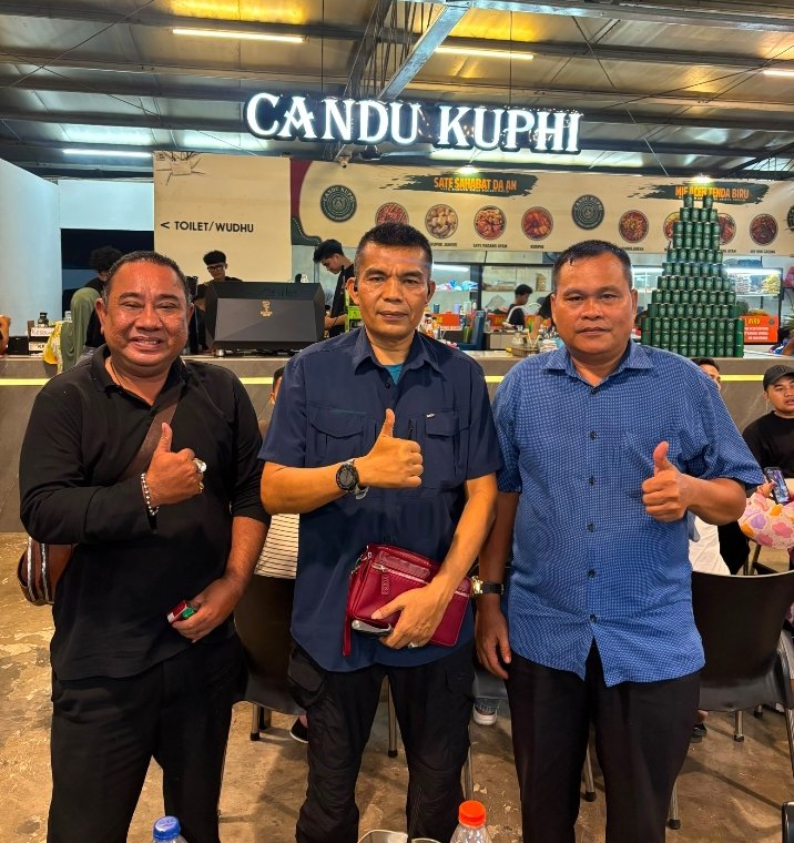 Nikmat secangkir kopi saat bersama Kapen Lanud Roesmin Nurjadin Letkol Sus Zemonnedi, M.M