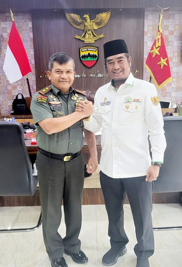 Tanda Penghargaan, Pangdam I/BB Beri Pin Emas Kepada Ketum DPP Santri Tani NU KH.T.Rusli Ahmad,SE,MM