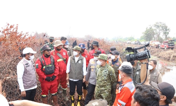 Pangdam XIX Tuanku Tambusai Bersama Menhut Tinjau Titik Api Karhutla Kerumutan