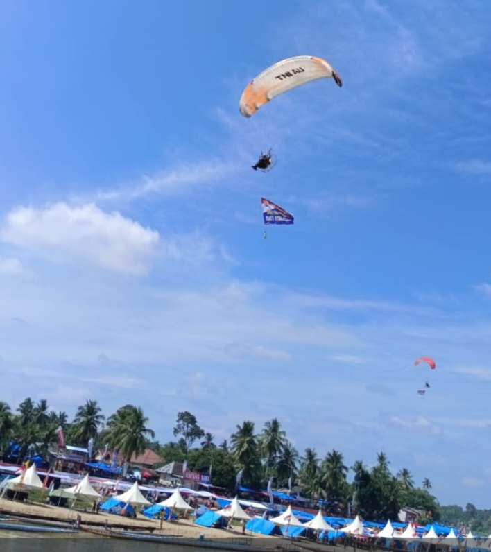 Paramotor FASI Provinsi Riau Semarakkan Pacu Jalur di Langit Kuantan