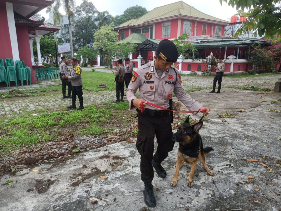 Pastikan Kondisi Aman, Satgas OMB LK Polda Riau Terjunkan Satwa K9