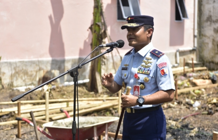 Peletakan Batu Pertama Pembangunan Rumah Oleh Danlanud Roesmin Nurjadin