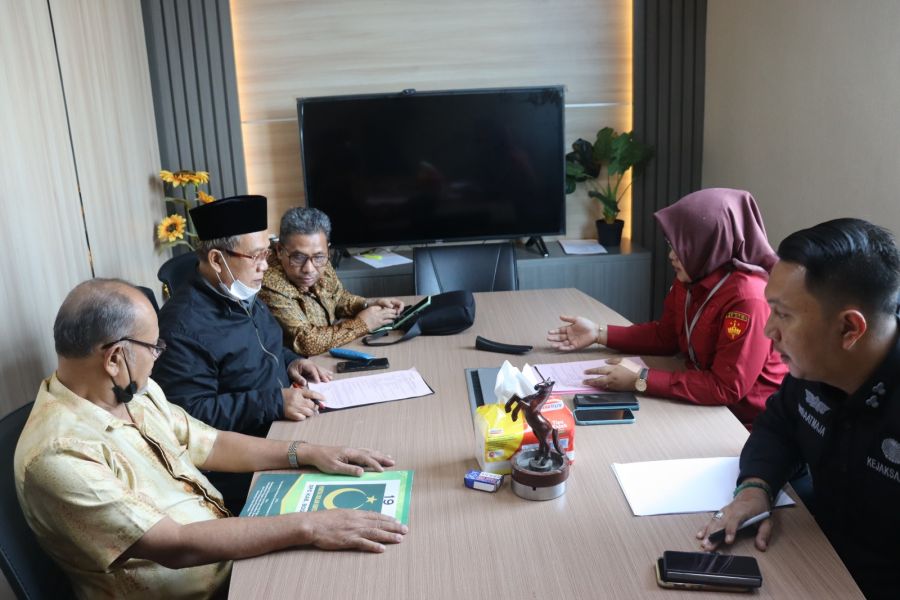 Pelimpahan dan Penahanan Tersangka Terduga Korupsi Dana BOS