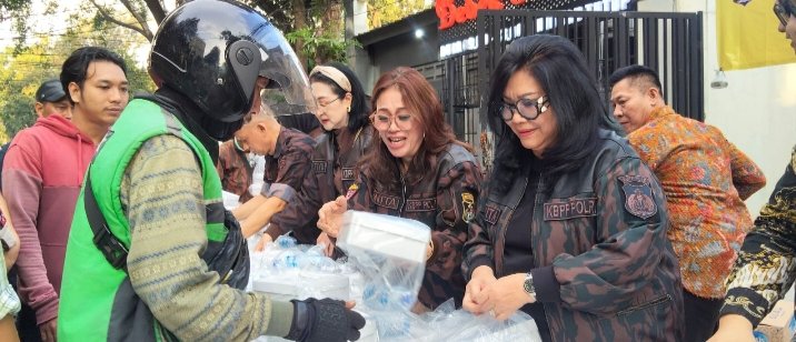 Pengurus Pusat KBPP Polri Bagikan Takjil kepada Masyarakat, Wujud Kepedulian di Bulan Ramadhan