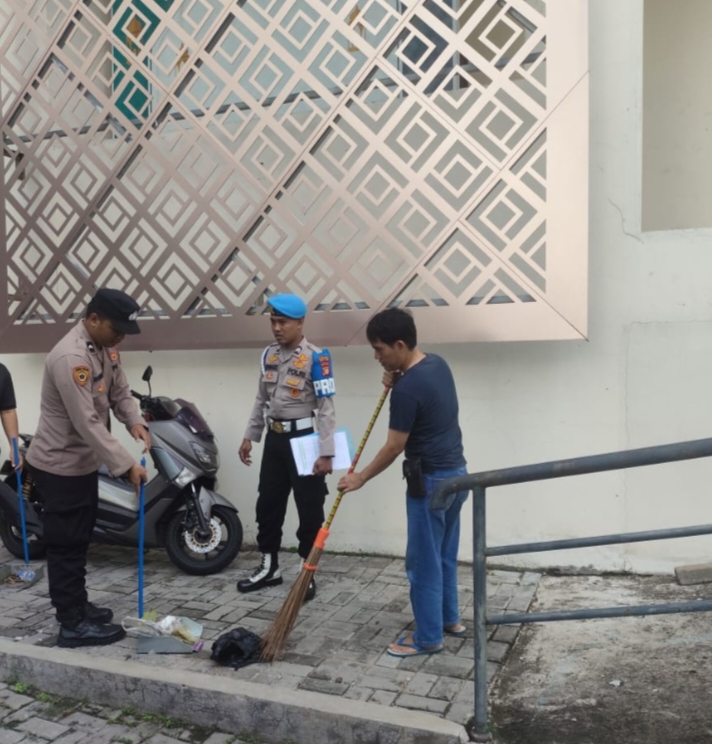Peringati Isra Mi’raj, Polres Metro Jakarta Barat Gelar Bhakti Sosial Bersihkan Rumah Ibadah