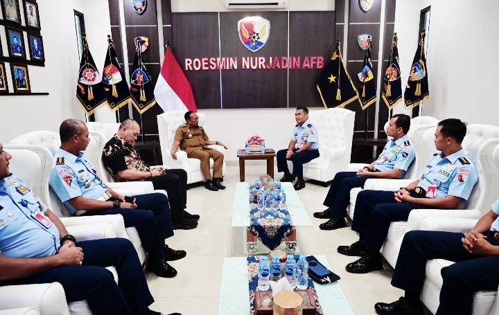 Perkuat Sinergi Danlanud Roesmin Nurjadin Terima Silaturahmi Pj. Gubernur Riau