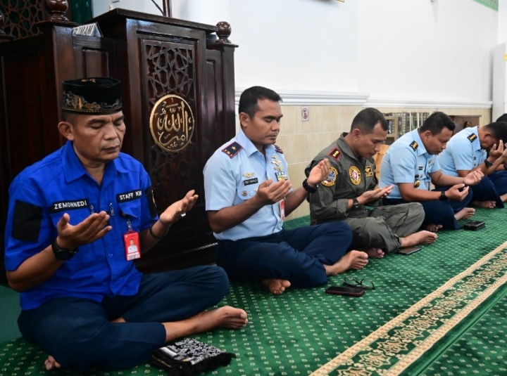 Personel Lanud Roesmin Nurjadin Do'a Bersama Untuk Keselamatan dan Kelancaran Kegiatan Terbang Malam