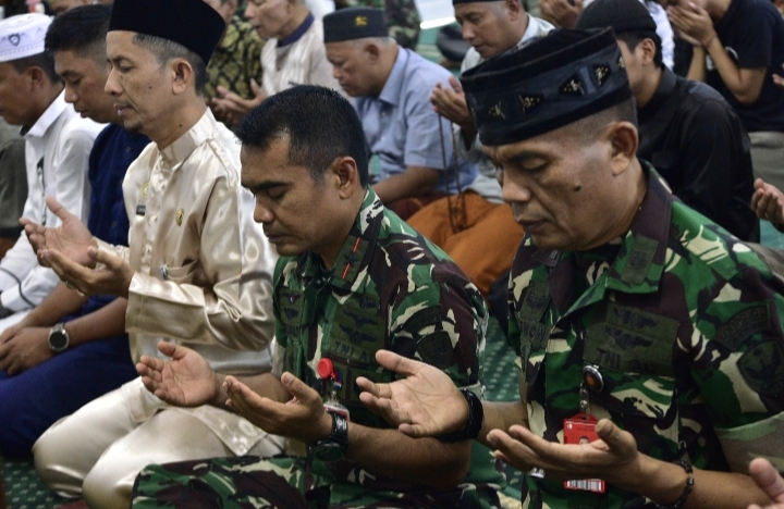 Personel Lanud Roesmin Nurjadin Gelar Doa Bersama di Masjid Amrullah