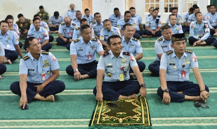 Personel Lanud Roesmin Nurjadin Laksanakan Ibadah dan Kajian Rutin di Masjid Amrullah