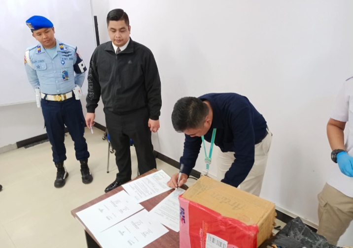 Personel Lanud RSN dan Avsec Bandara SSK II Gagalkan Pengiriman Ganja 1,3 Kg Lewat Jalur Udara