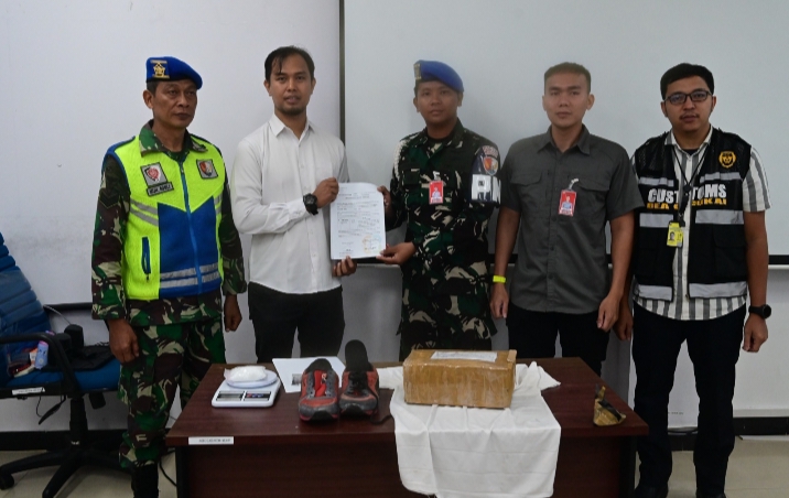 Personel Lanud RSN Gagalkan Pengiriman Narkotika Melalui Jalur Udara di Bandara SSK II