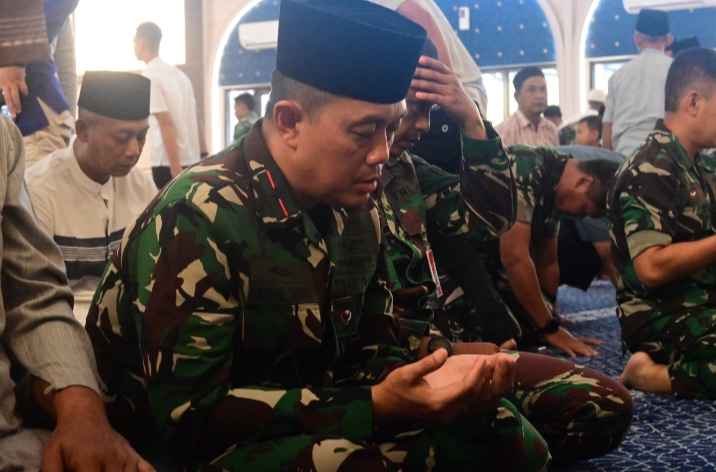 Personel Lanud RSN Gelar Doa Bersama Jelang Demo Udara HUT ke-80 RI