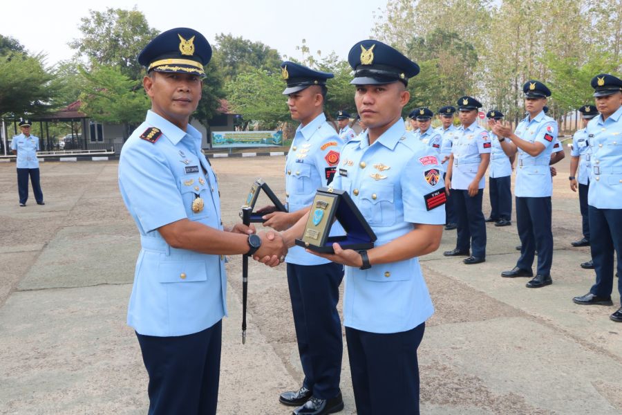 Personel Skadron Udara 16 Raih Siswa Terbaik