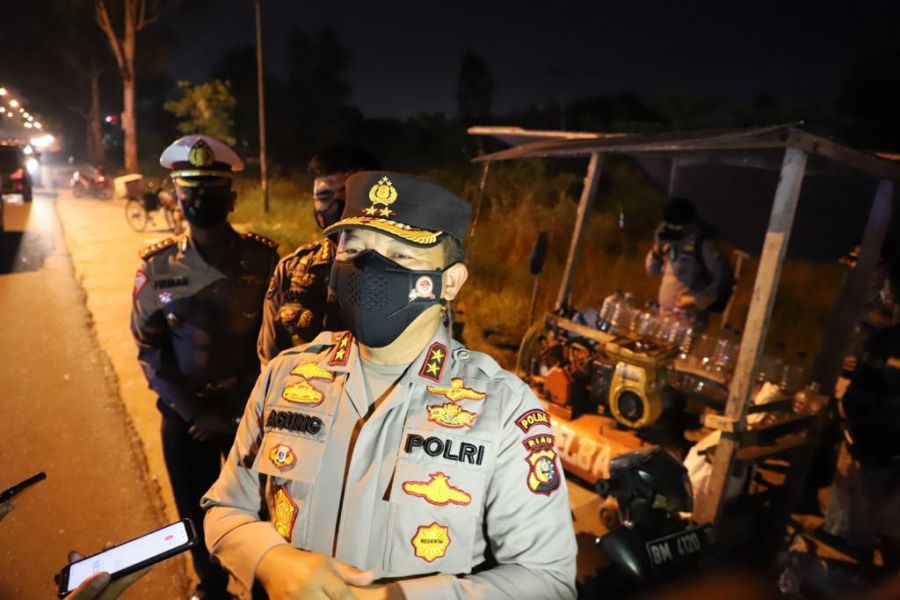 Pimpin Patroli Skala Besar, Kapolda Riau Beri Bantuan untuk Masyarakat pada Masa PPKM