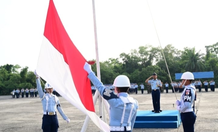 Pimpin Upacara Bendera Mingguan, Danlanud Roesmin Nurjadin Tekankan Netralitas TNI Jelang Pilkada