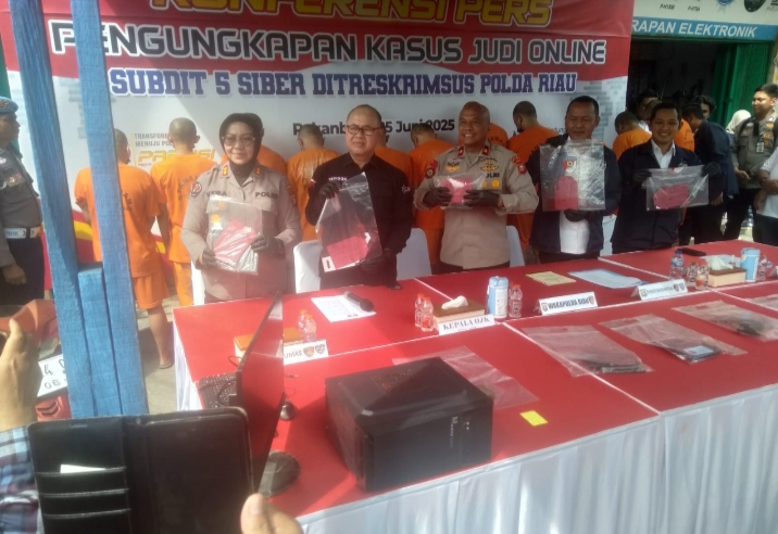 POLDA RIAU Bongkar judi online higgs Domino ,dan mengamankan 12 pelaku