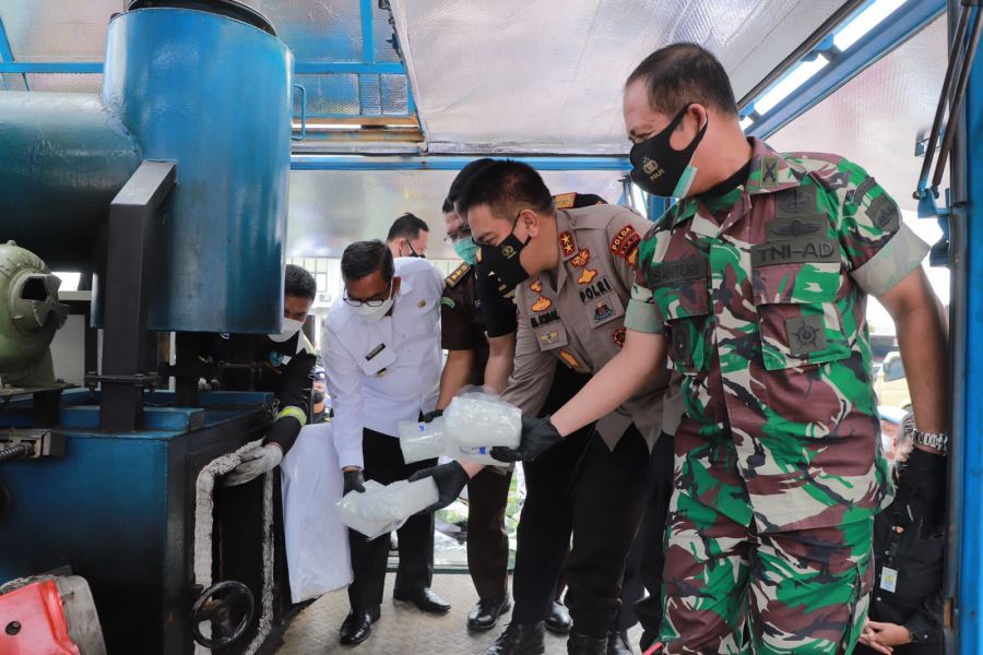 Musnahkan 209 Kg Sabu, 6 Kg Ganja serta 1442 Butir Pil Ekstasi, Kapolda Riau Dipuji Wagubri