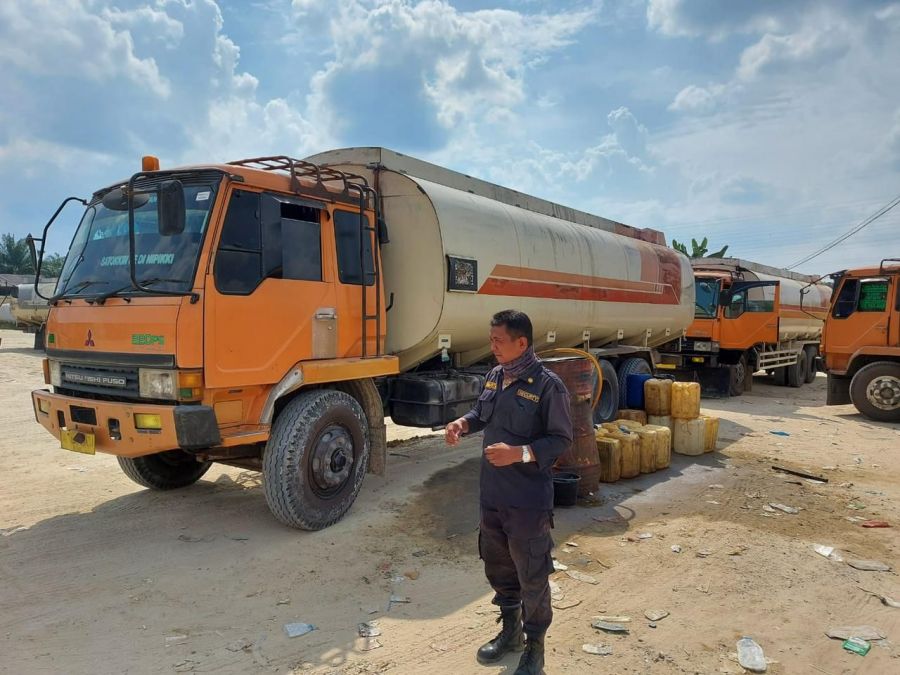 Polda Riau Tangkap Mobil Lansir BBM Subsidi Dari SPBU Dumai