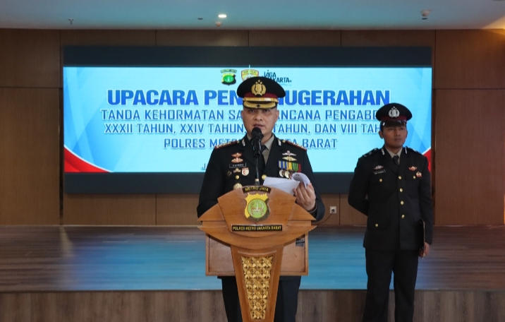 Polres Metro Jakarta Barat Gelar Upacara Penganugerahan Tanda Kehormatan Satyalancana Pengabdian