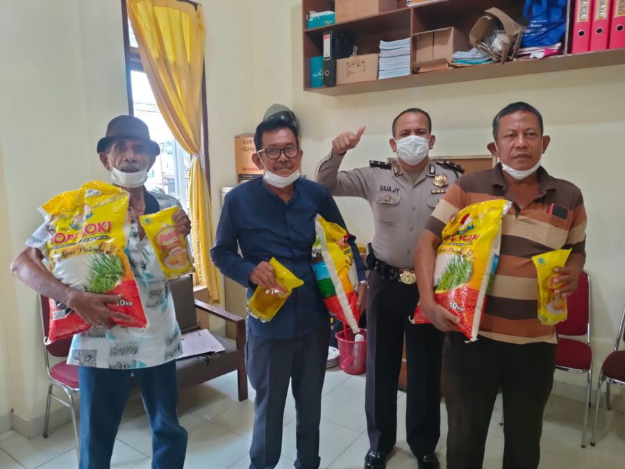 Polsek Rumpes Beri Bantuan Minyak Goreng dan Beras Bagi Lansia yang Ikuti Vaksin Pertama