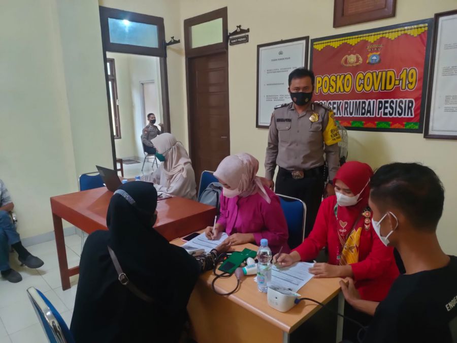 Polsek Rumpes Berikan Bantuan Bagi Lansia yang Mengikuti Vaksin di Mapolsek Rumpes