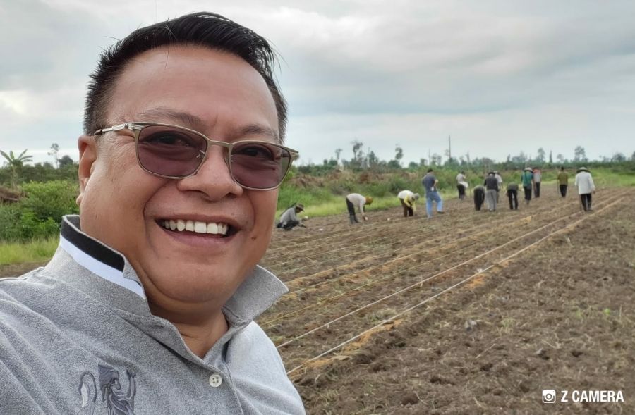 Presiden SIG beserta Kepala wilayah Sorgum Indonesia Riau Membuat Demplot Seluas 15 HA