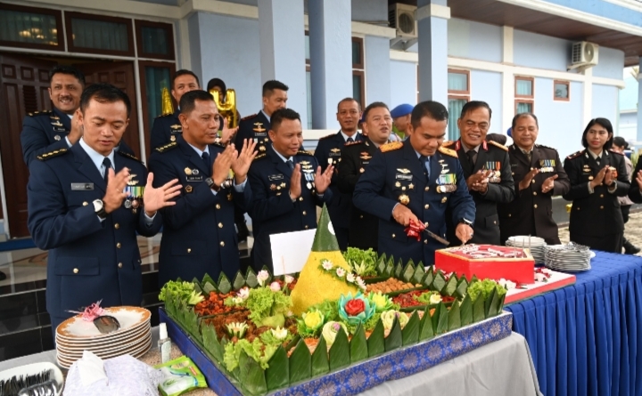 Puluhan Polisi Serbu Rumdin Danlanud Roesmin Nurjadin, Berikan Kejutan Istimewa di HUT TNI ke-79