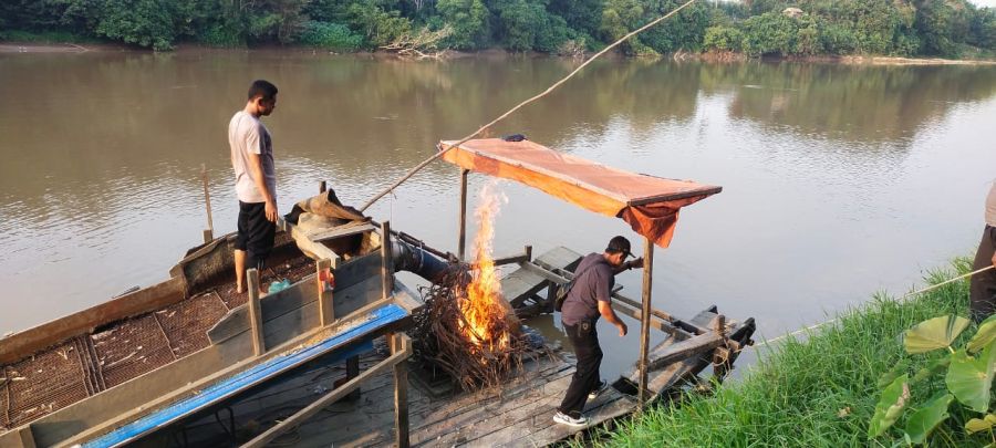 Respon Cepat Polsek Kuantan Mudik Tertibkan dan Musnahkan Rakit PETI Darat