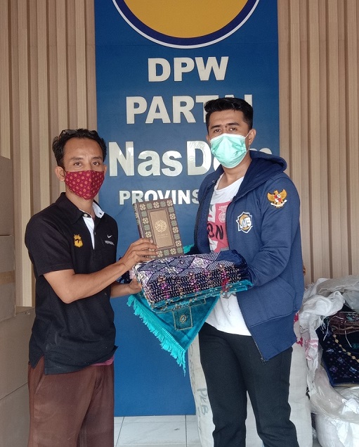 Salurkan Al-Quran dan Sajadah, Ketua Masjid Luhur Haji Dasiran Apresiasi Kegiatan Nasdem Milenial