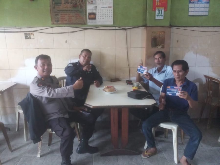 Sambang Warga Pesisir Limapuluh dan Bagikan Stiker, Team OMB Humas Polda Riau Sampaikan Pesan ini
